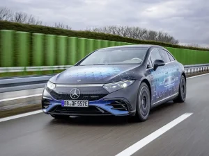 Mercedes-Benz porta su strada la prima batteria allo stato solido al litio-metallo