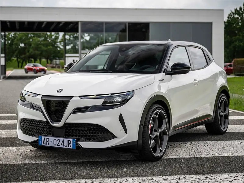 Alfa Romeo Junior Elettrica: la nuova compatta sportiva a zero emissioni