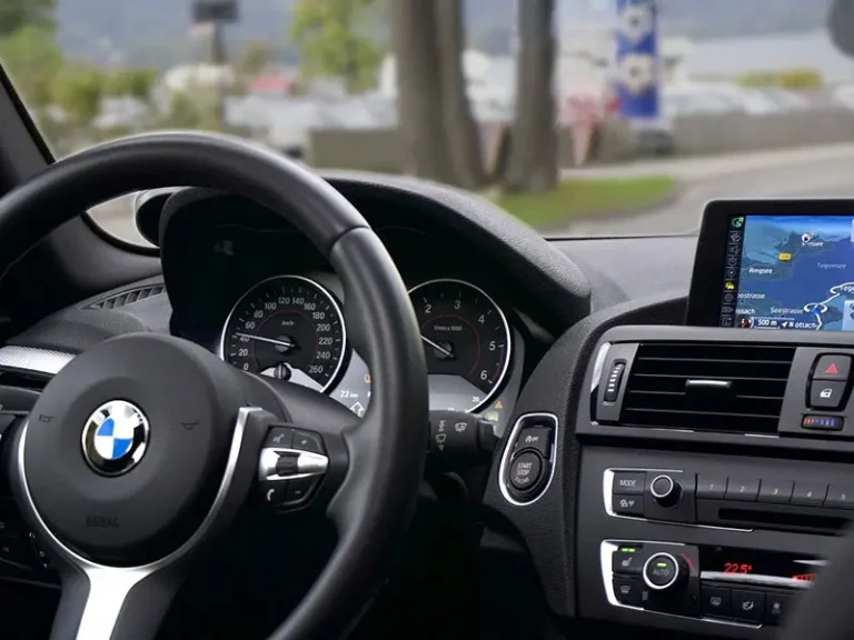 Perché il climatizzatore dell’auto emana cattivi odori?