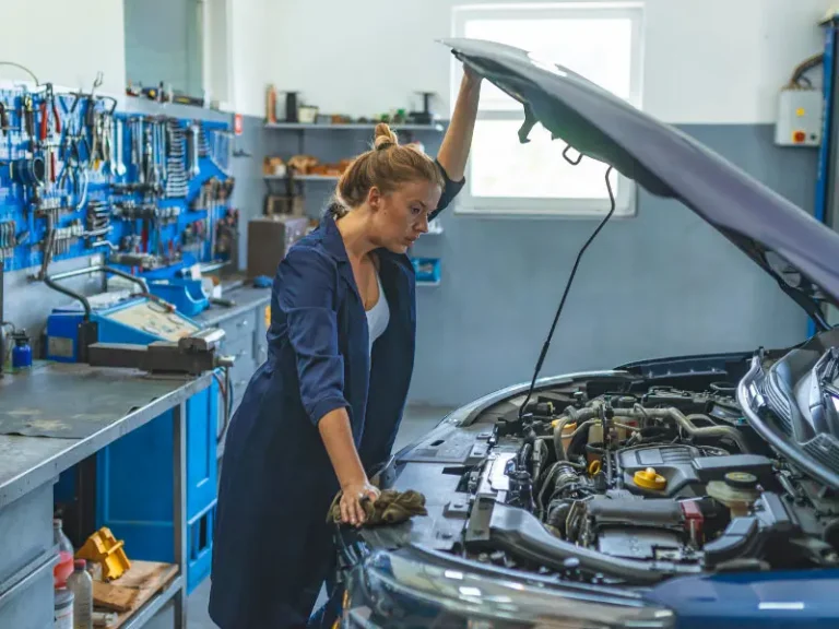 L’aftermarket apre le porte alle donne: l’evoluzione tecnologica delle officine