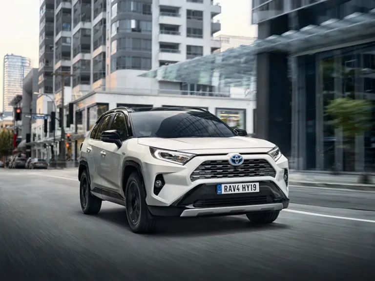 Tesla Model Y e Toyota RAV4: sfida per l’Auto più Venduta del 2024