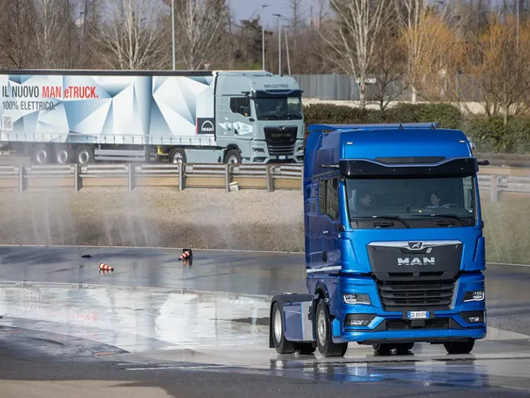 WoMAN’s Day 2025: MAN celebra le camioniste con formazione e test drive
