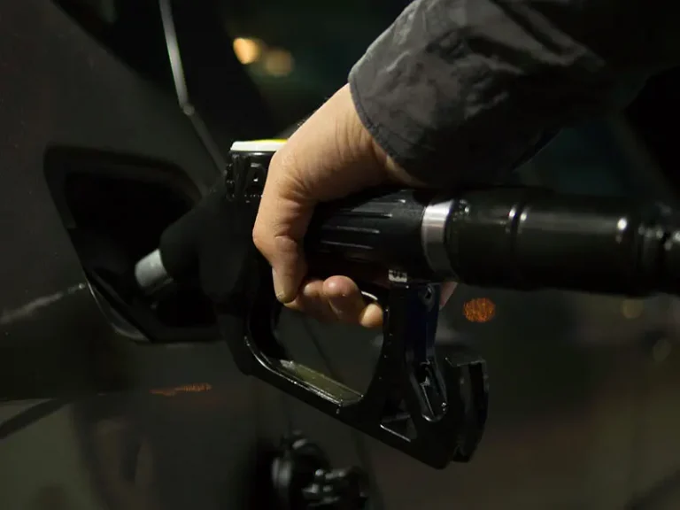 Cosa succede se metti benzina in un’auto diesel? Meglio evitare…
