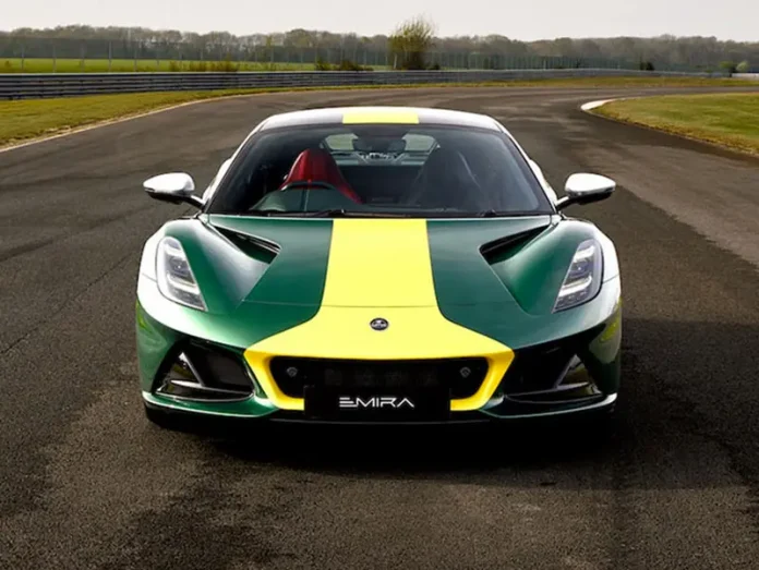 Lotus Emira Clark Edition: omaggio esclusivo a una leggenda del motorsport Lotus Emira Clark Edition: omaggio esclusivo a una leggenda del motorsport