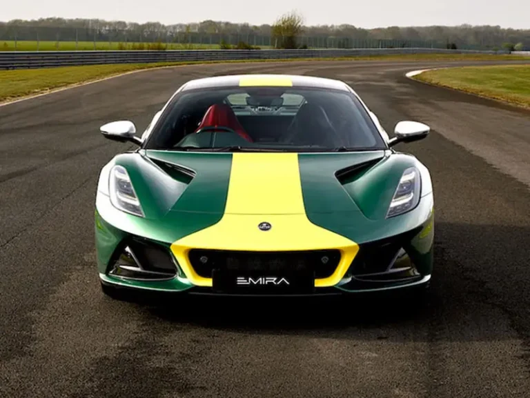 Lotus Emira Clark Edition: omaggio esclusivo a una leggenda del motorsport