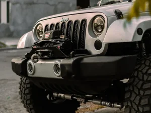 Mercato auto aprile 2025: timidi segnali di ripresa, ma l’elettrico stenta