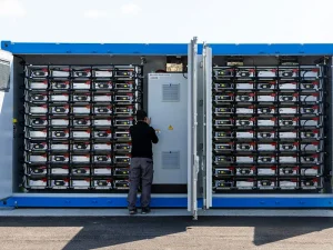 Stellantis promuove la sostenibilità con le batterie Second Life SUSTAINera