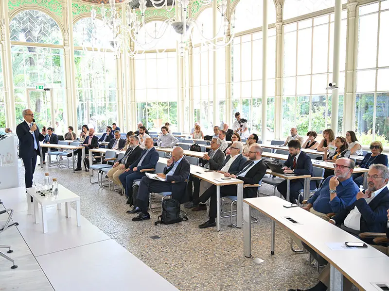 Auto ibride in Italia: tra boom di mercato e incertezza normativa
