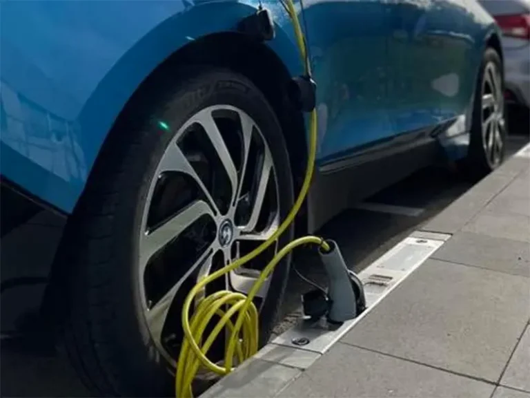 Marciapiedi elettrici in Germania: la ricarica invisibile che cambia le città
