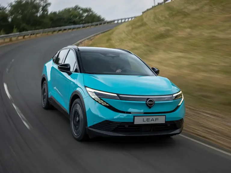 Nuova Nissan Leaf 2026: design raffinato, autonomia evoluta e anima 100% elettrica