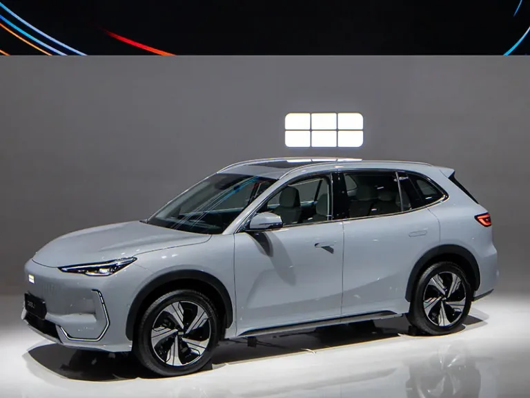 Geely debutta in Italia: SUV elettrico EX5 e una rete da 100 concessionari