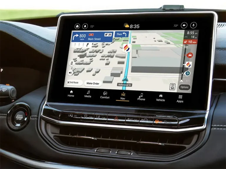 Stellantis porta a bordo servizi digitali intelligenti con la tecnologia 4screen