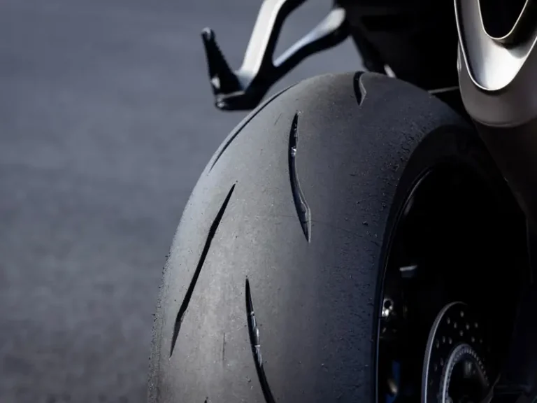 Bridgestone BATTLAX RACING STREET RS12: tecnologia racing per la strada