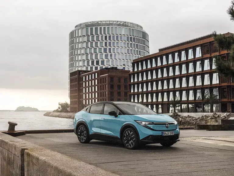 Nuova Nissan LEAF 2026: autonomia fino a 622 km