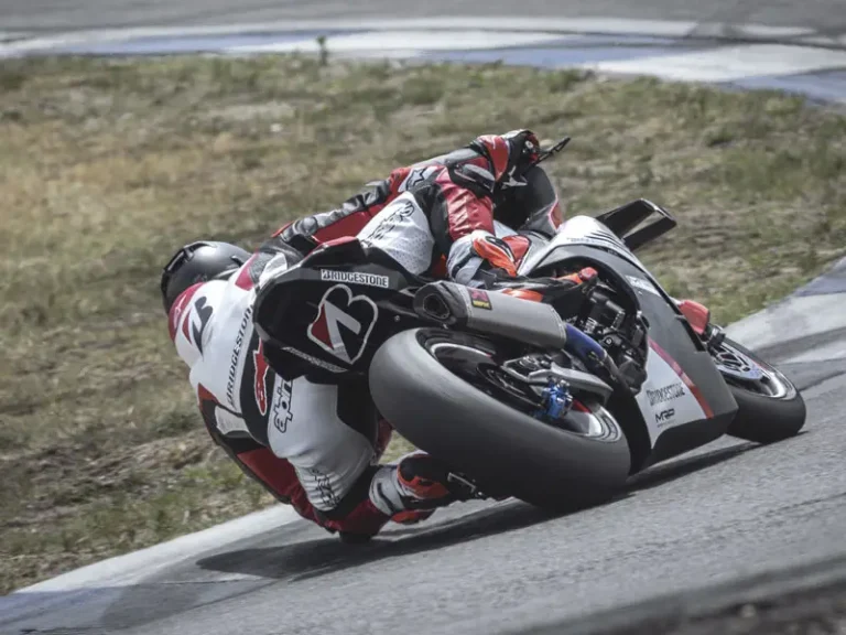 Bridgestone RACING BATTLAX V03: il nuovo riferimento per la pista