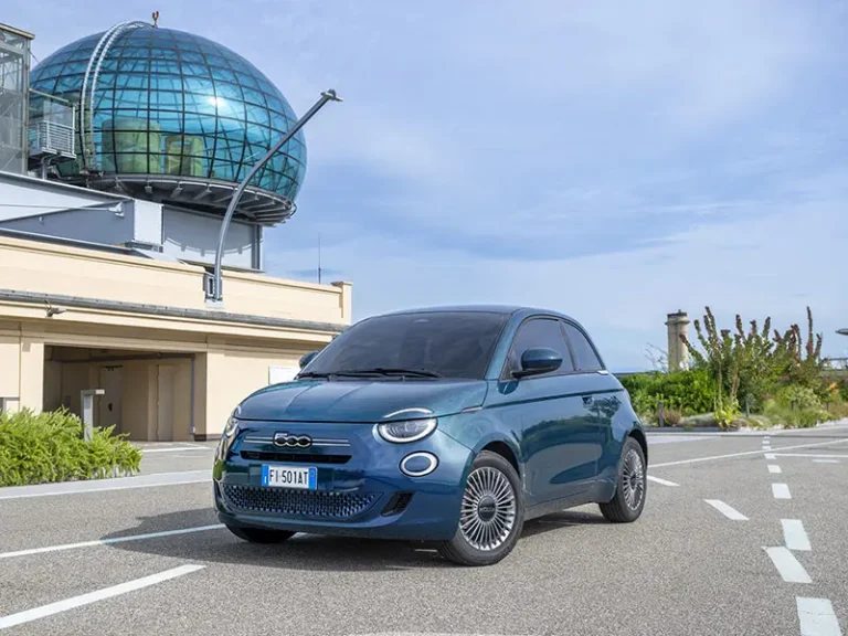 Fiat 500 Hybrid: l’eredità di un’icona reinterpretata dall’IA