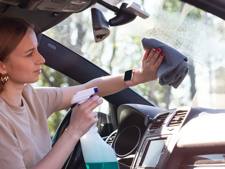 Come evitare che si appannino i vetri dell’auto: i consigli pratici per una guida sicura