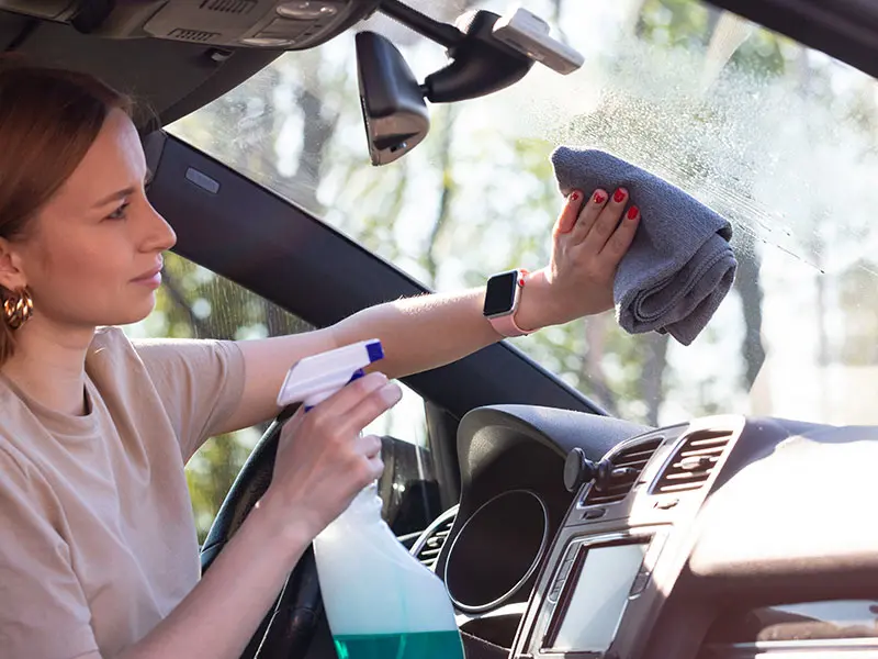 Come evitare che si appannino i vetri dell’auto: i consigli pratici per una guida sicura