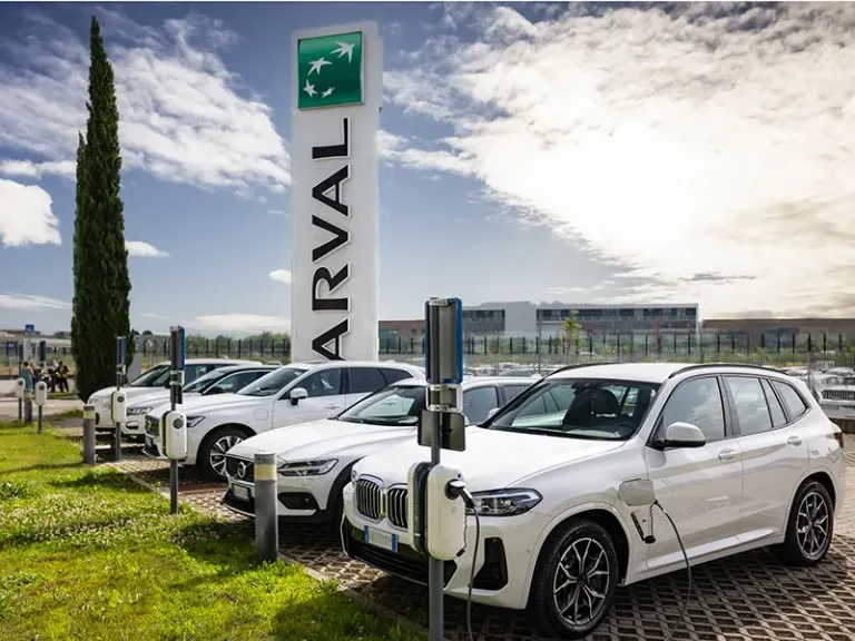 Arval Italia celebra 30 anni con 300.000 veicoli in flotta: un traguardo che ridefinisce il noleggio