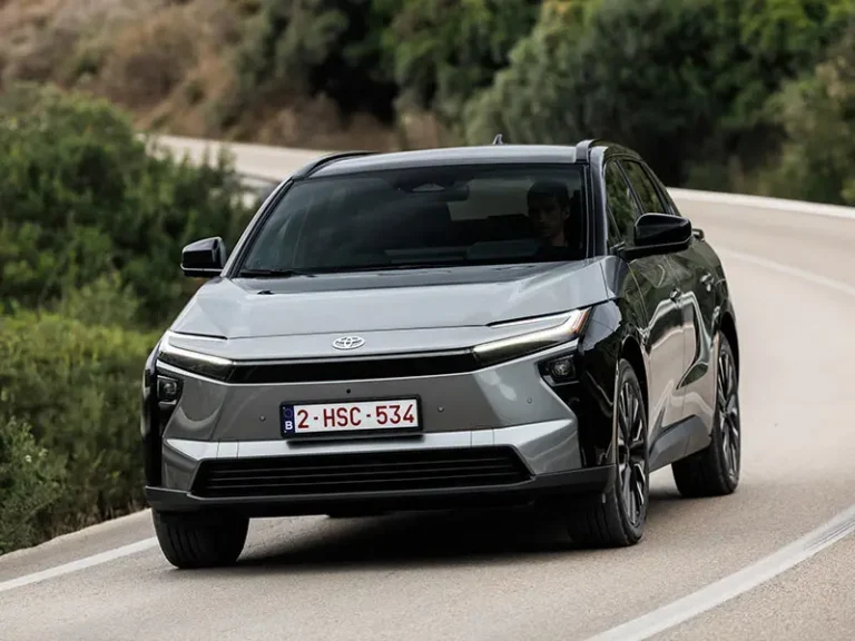 Nuovo Toyota bZ4X: il SUV elettrico che evolve tra potenza, autonomia e comfort