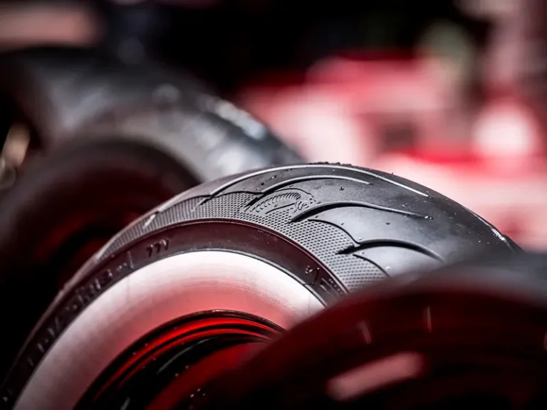 Avon Cobra Chrome torna protagonista: fascia bianca, qualità industriale e anima custom