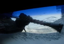 Ghiaccio sul parabrezza: cosa non fare al mattino Ghiaccio sul parabrezza: cosa non fare al mattino