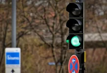 La quarta luce del semaforo: perch&eacute; la guida autonoma cambier&agrave; gli incroci