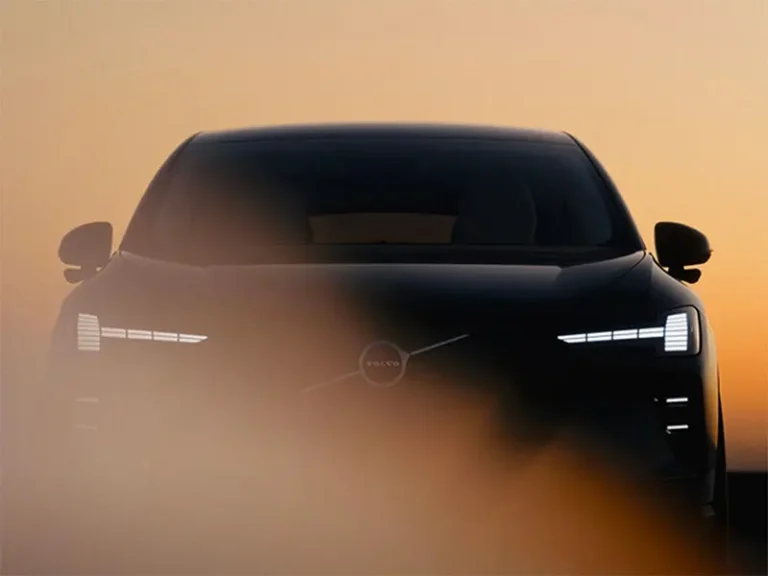 Volvo EX60: il SUV elettrico che cancella l’ansia da ricarica