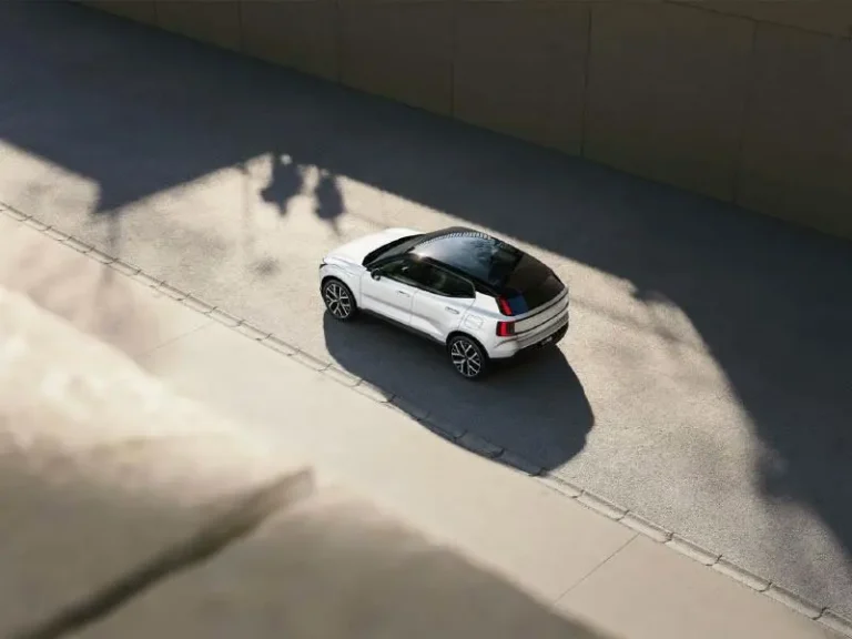 Volvo EX30 2026: più autonomia, V2L e nuovi interni