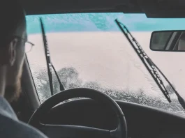 Parabrezza scheggiato: si può riparare e quanto costa? Parabrezza scheggiato: si può riparare e quanto costa?