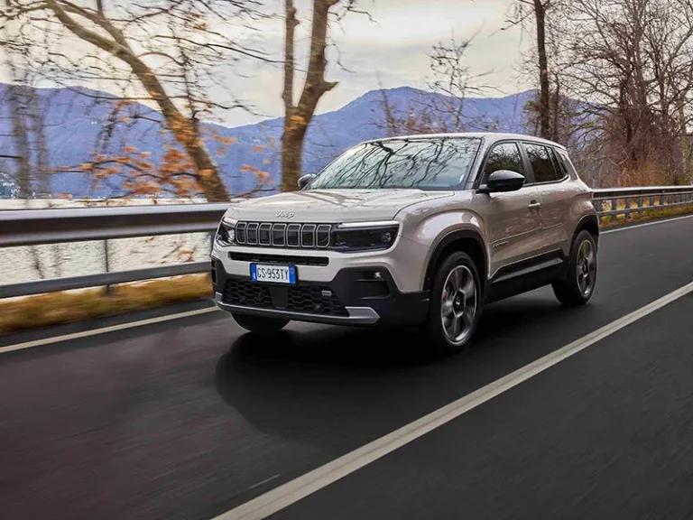 Jeep Avenger domina il mercato, nuova Compass cresce nel segmento C-SUV