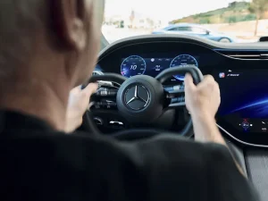 Mercedes EQS 2027: autonomia record e tecnologia premium