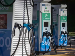 Ricarica elettrica in autostrada, cresce la rete tra A24 e A25