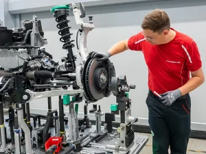 Porsche Leipzig, robot e AI controllano gli assali in 80 secondi