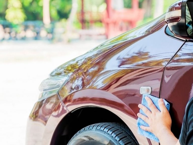 Resina sull’auto, l’errore che rovina la vernice: come rimuoverla senza danni