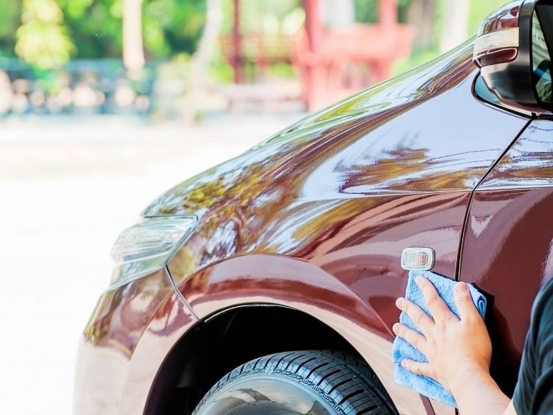 Resina sull'auto, l'errore che rovina la vernice: come rimuoverla senza danni
