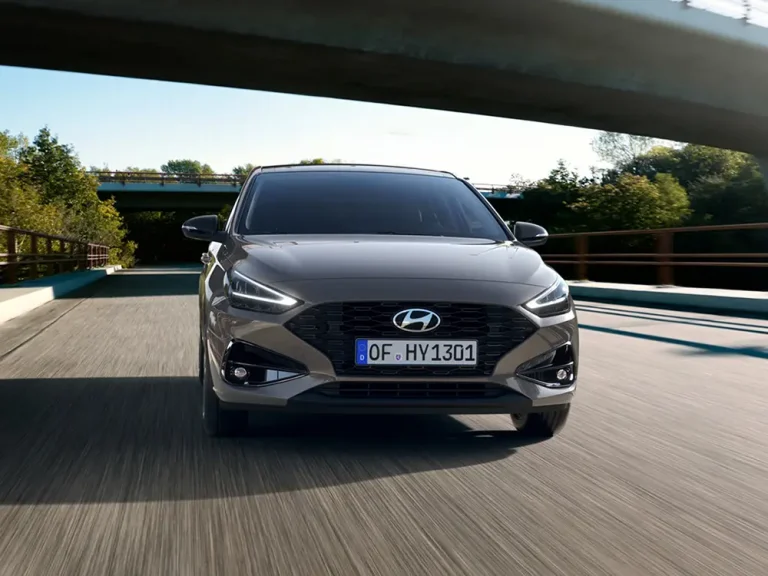 Hyundai i30 MY2027: più tecnologia, stesso prezzo per la compatta coreana