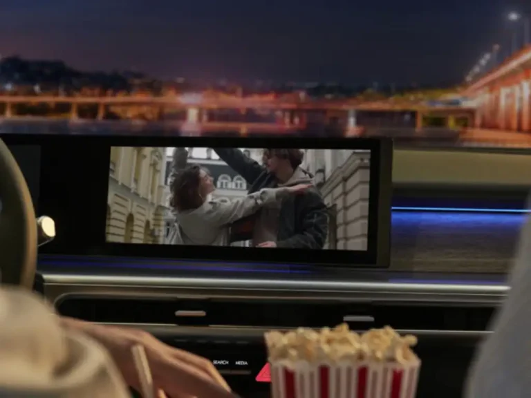Hyundai porta Netflix, Disney+ e YouTube a bordo: arriva l’Entertainment Package