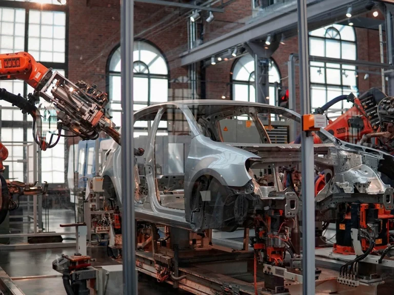 Automotive europeo, allarme Allianz Trade: componentistica italiana sotto pressione tra crisi tedesca e concorrenza cinese
