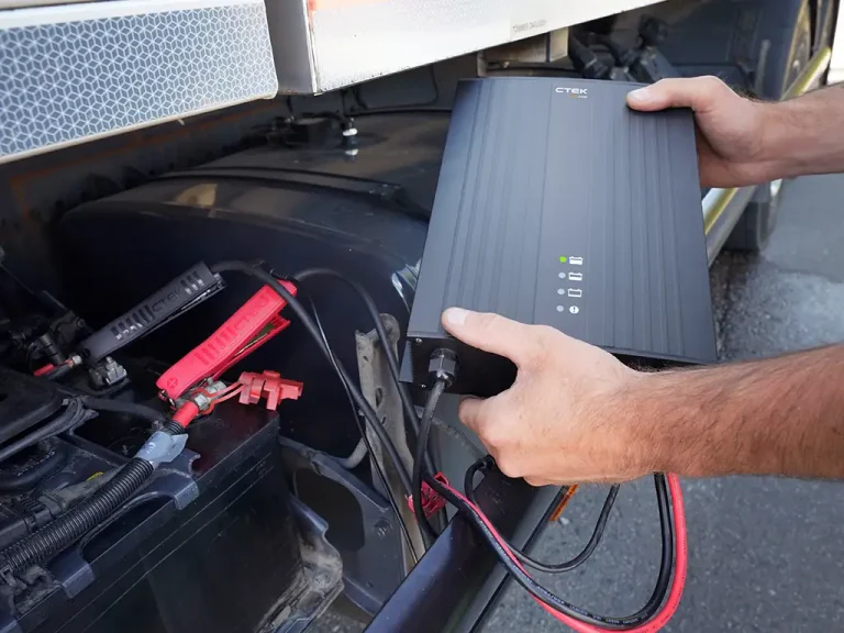CTEK PRO 2420 e PRO 2440: nuovi caricabatterie professionali per camion e officine