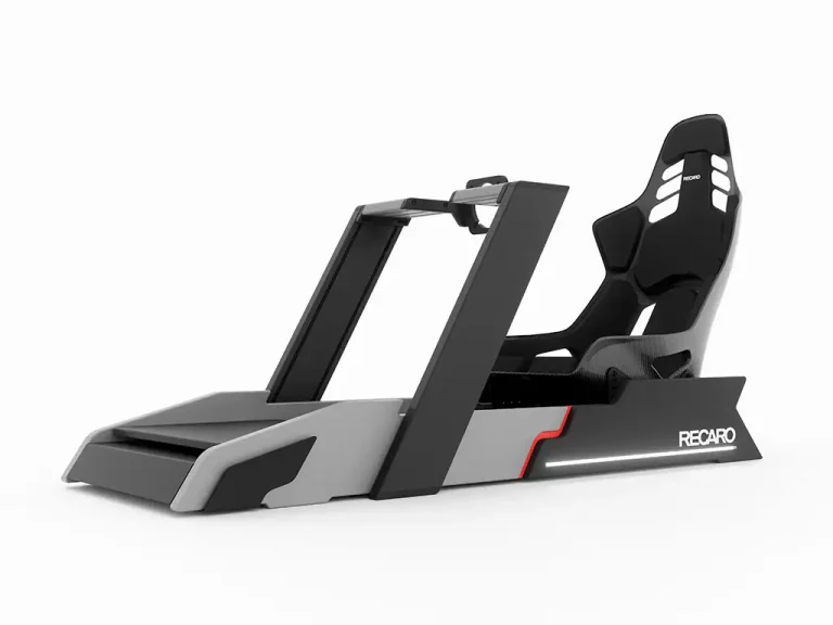 RECARO porta il motorsport virtuale a Francoforte con i sedili Podium CF e Pole Position