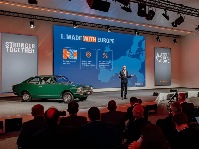 Toyota chiede nuove regole per l’auto in Europa: più flessibilità su CO2