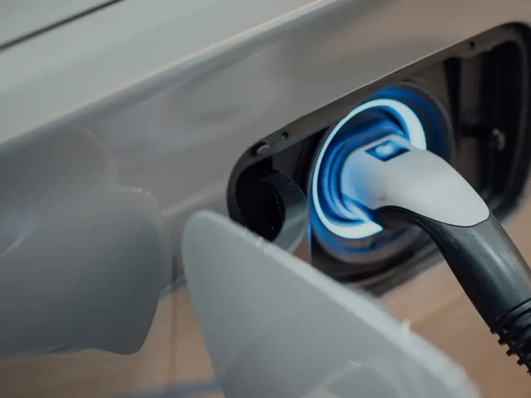 Auto ibride ed elettriche usate: sono giovani, ma aumentano quelle con danni